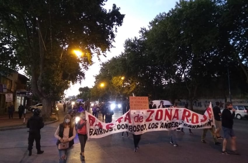 Vecinos de Zona Roja cortan la calle y movilizan: "Pasan los días y no tenemos respuesta"