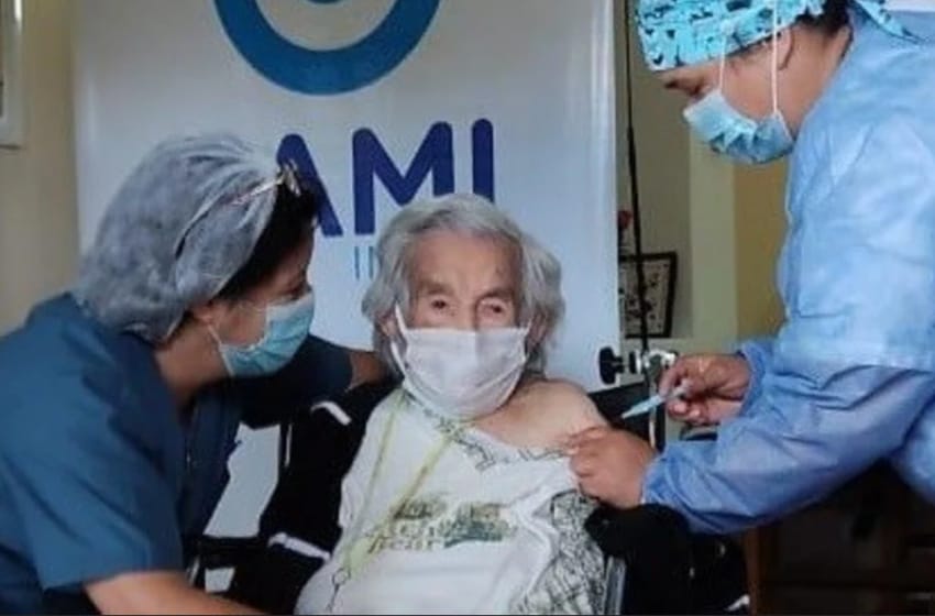 Vacunaron a Casilda en Mar del Plata: tiene 113 años y es la más longeva en recuperarse del coronavirus