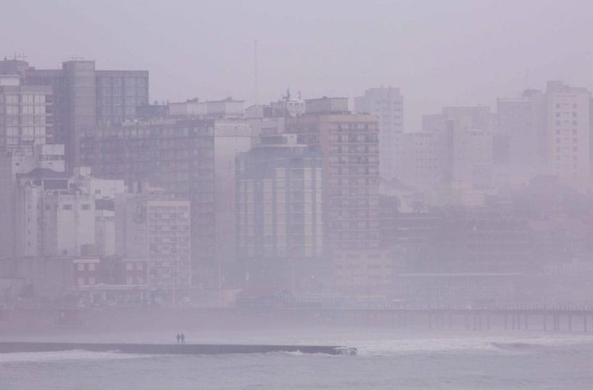 Día de niebla, nubes y viento en Mar del Plata