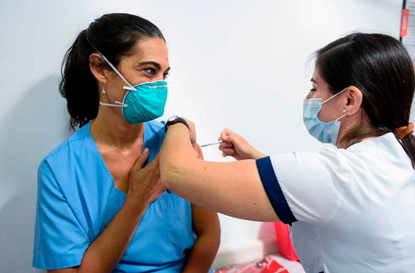 Francia suspendió a 3.000 trabajadores de la salud por no vacunarse contra el coronavirus