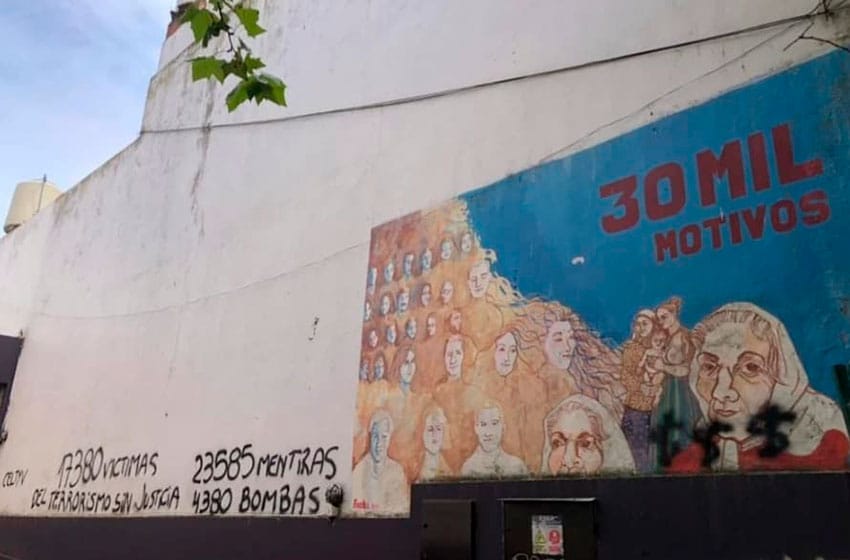 Dañaron el mural por la memoria de la Biblioteca Municipal: "Son militantes del olvido"