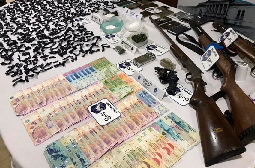 Golpe a la droga: detienen a una familia con cocaína y rifles en el barrio Malvinas Argentinas
