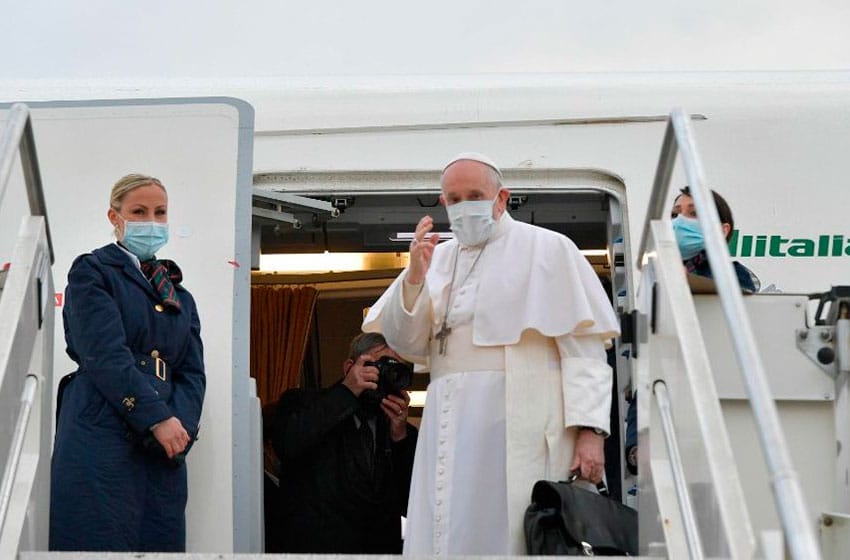 Francisco llegó a Irak e inició una visita histórica y riesgosa: es el primer viaje de un papa a ese país
