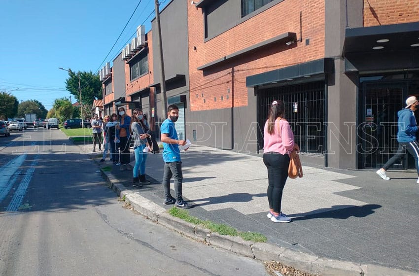 Desempleo en Mar del Plata: más de 100 metros de fila por seis puestos de trabajo