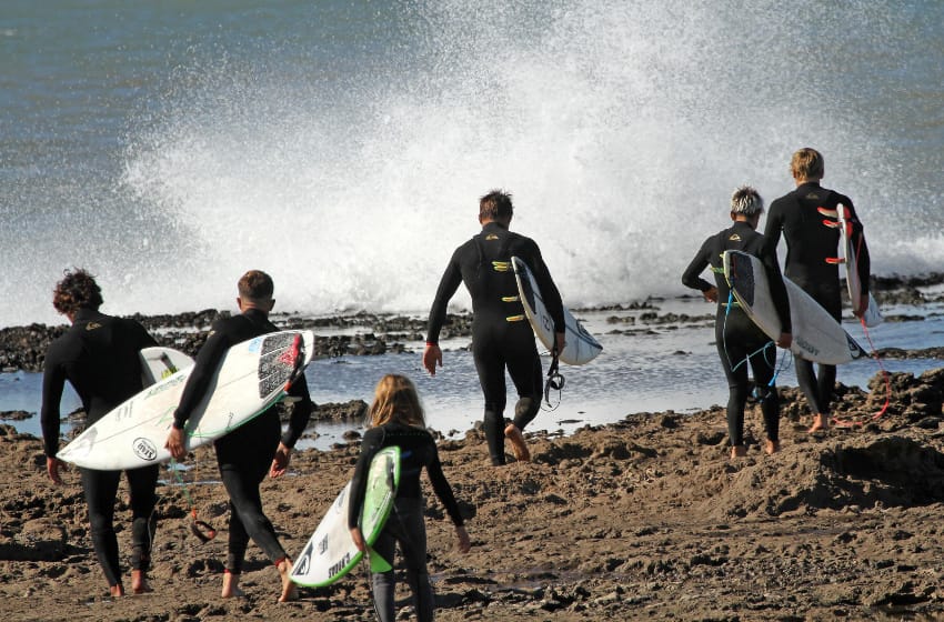 Hacia una ola desconocida: la aventura del mejor equipo de surf