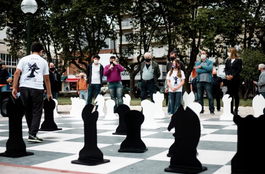 Volvieron las partidas de ajedrez al tablero gigante de la plaza San Martín