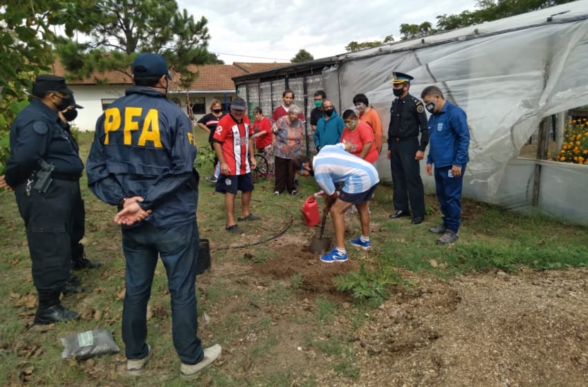 La Policía Federal donó elementos para la huerta de una escuela de Villa Gesell
