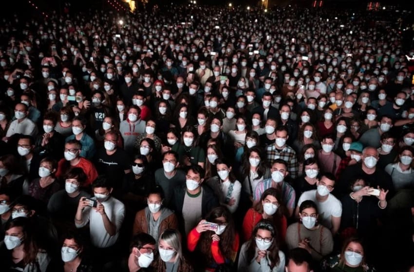 Experimento Covid en Barcelona: 5.000 personas fueron a un recital “controlado” y no hubo un contagio masivo