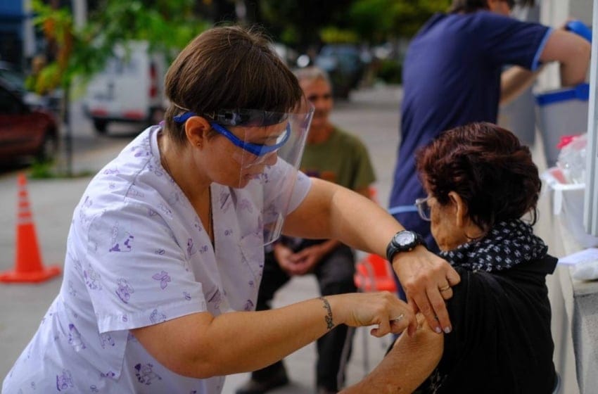Destacan el compromiso de quienes trabajan en los vacunatorios contra Covid-19 en Mar del Plata 