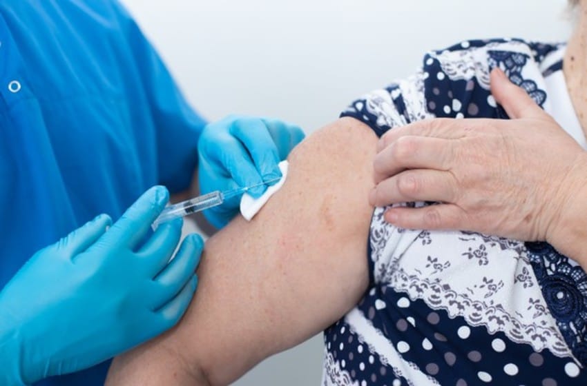 74% de los adultos mayores de 70 recibieron la vacuna