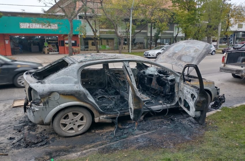 Se le prendió fuego el auto mientras circulaba: intervinieron los bomberos