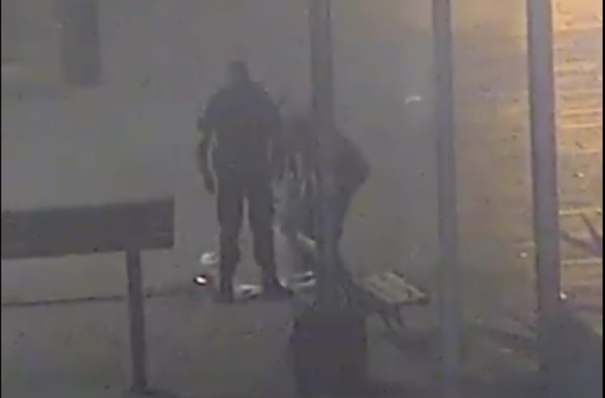 Video: los vieron tirando basura y la policía los obligó a juntarla