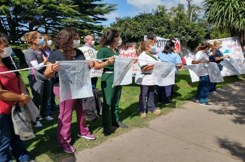 Enfermeros del HIGA reclaman un salario digno en medio de la pandemia: "Es humillante"