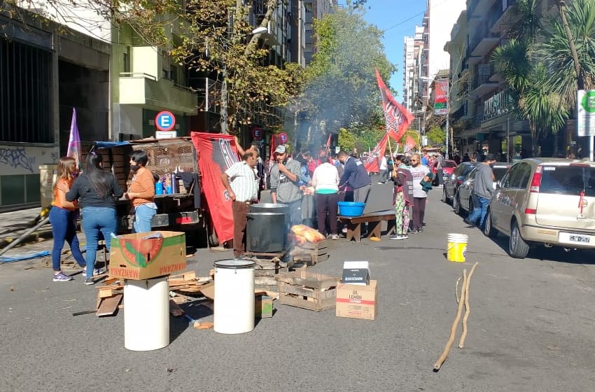 Realizan un "polentazo nacional": cortan la calle frente al Ministerio de Trabajo en el micro centro marplatense
