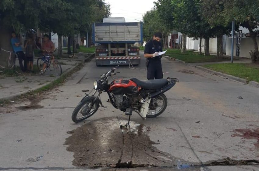 Un motociclista murió al chocar con un camión