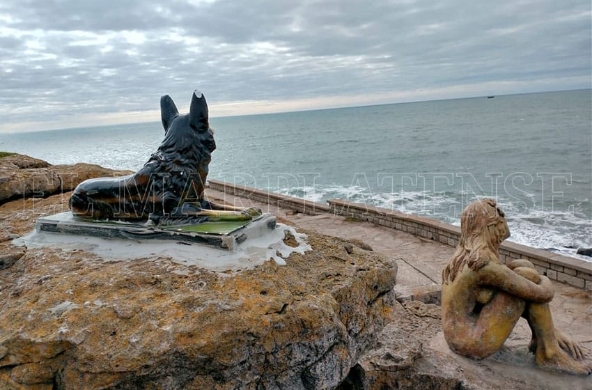 Apareció una nueva escultura "misteriosa" en Mar del Plata