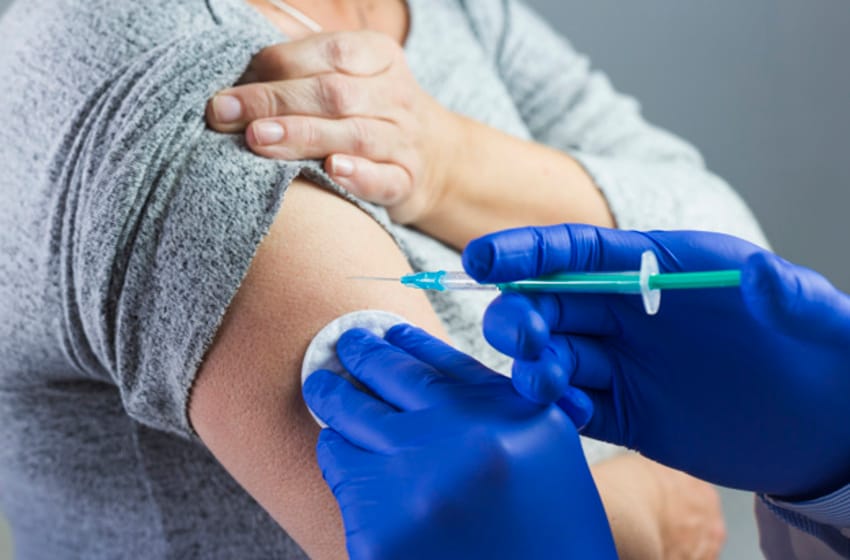 Menos del 0,2% de los vacunados contrajeron Covid-19