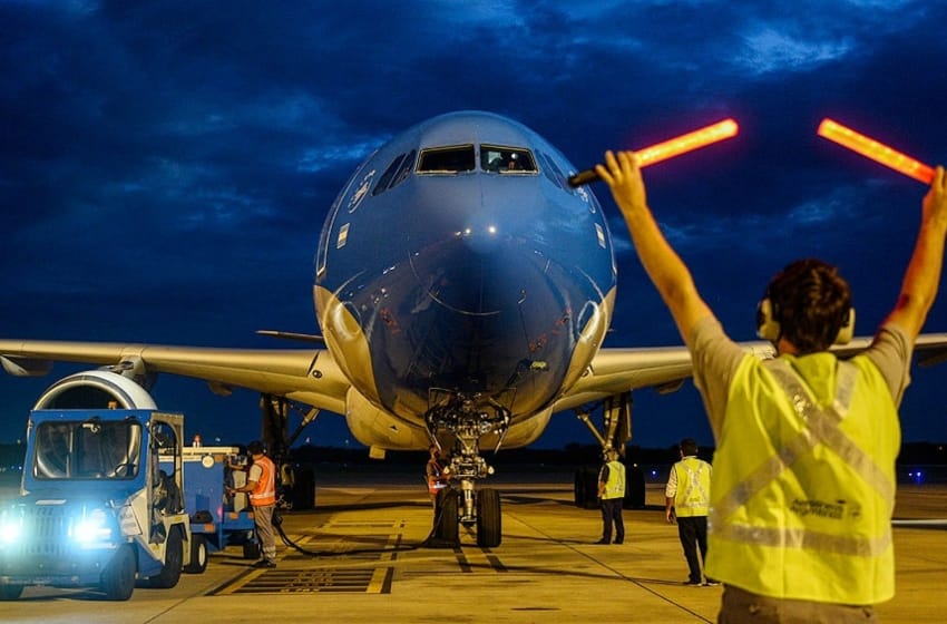 Partió un nuevo vuelo de Aerolíneas Argentinas en busca de vacunas Sputnik V