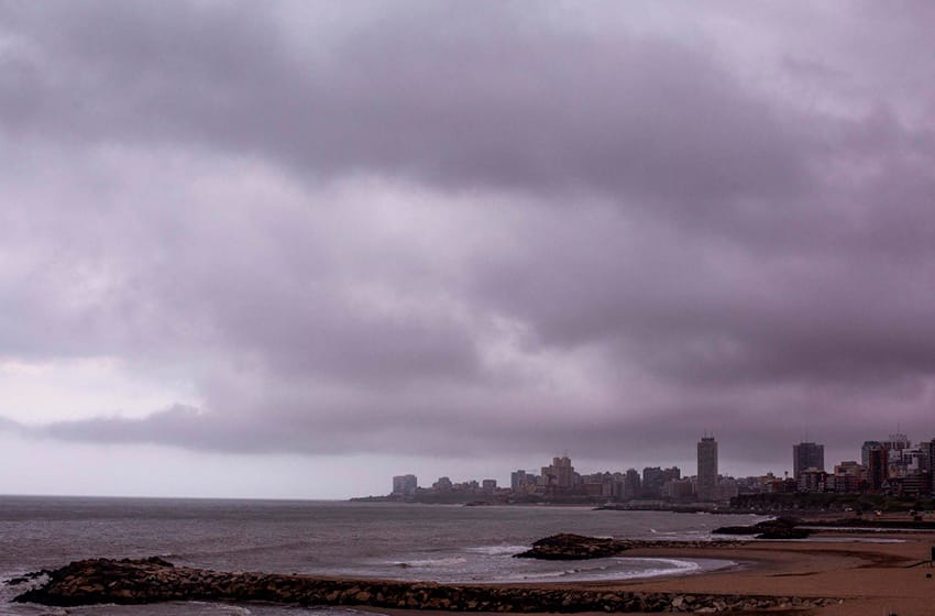 Día gris, lloviznas y mucha humedad, el clima en la ciudad de Mar del Plata