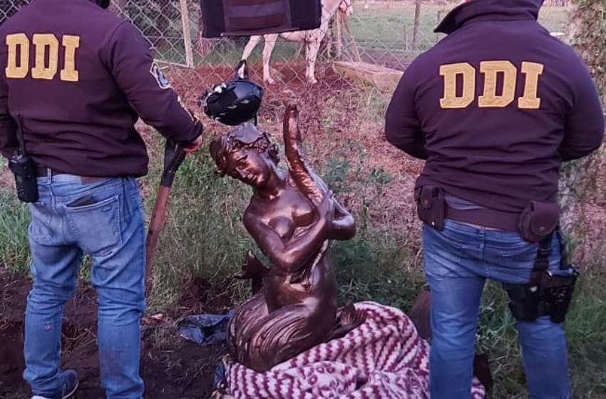 Hallaron la estatua robada en la Plaza San Martín: la tenían enterrada en un campo