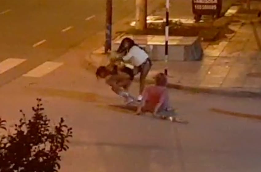 Video: así fue la furiosa pelea callejera en Zona Roja entre personas trans