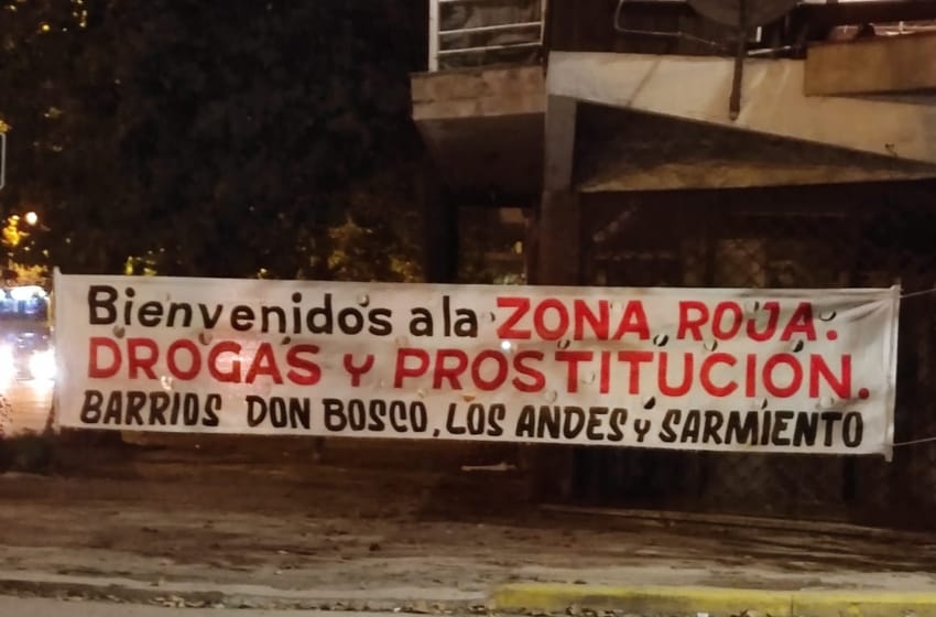 Vecinos de la Zona Roja "acampan" para que se desarchive el proyecto de relocalización