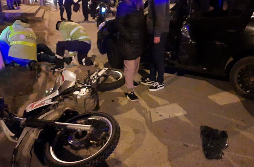 Dobló a la izquierda y chocó a dos policías en moto: están internadas con fracturas