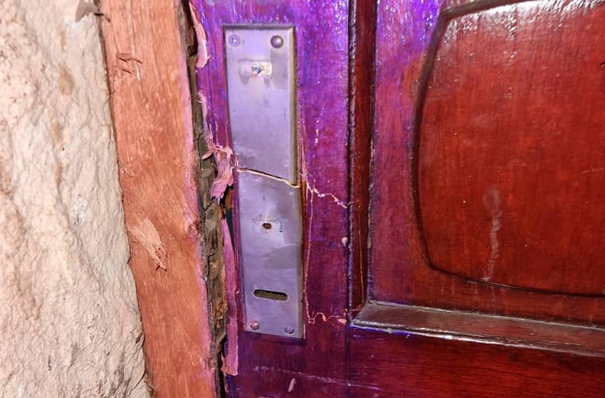 Tres menores rompieron el portón de una casa: los atrapan con elementos robados