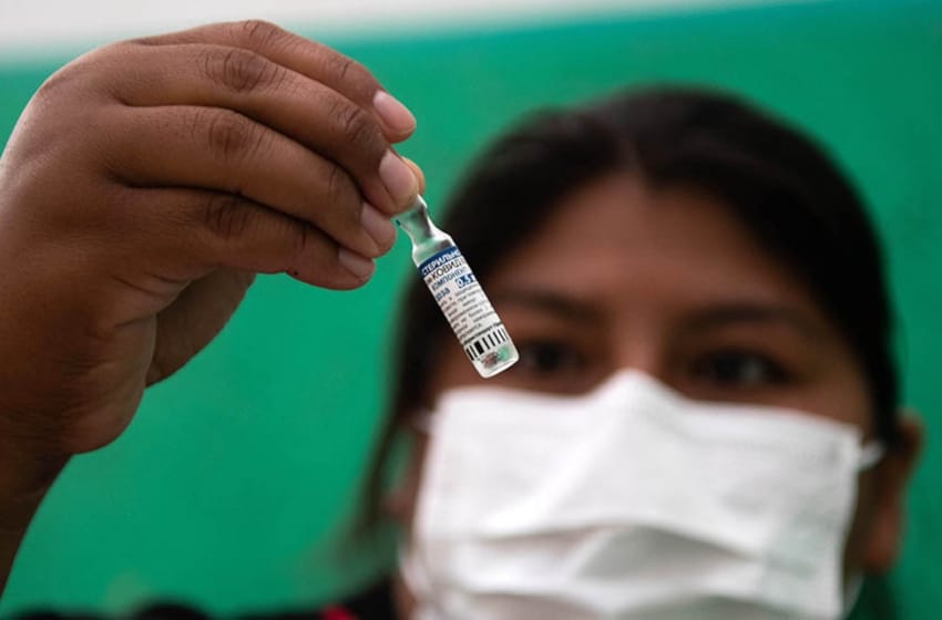 Con móviles sanitarios y casa por casa, buscarán personas sin vacunar en barrios más alejados