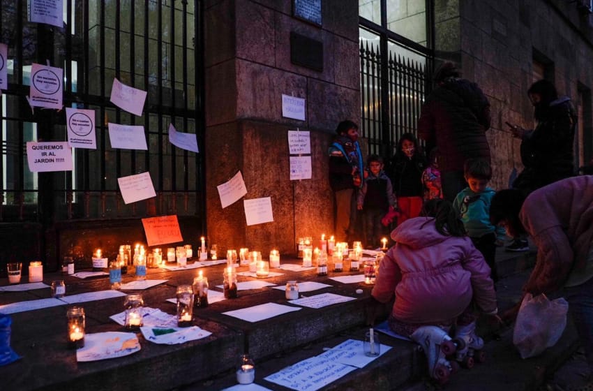 Con velas y carteles, hicieron una vigilia por la presencialidad en Mar del Plata