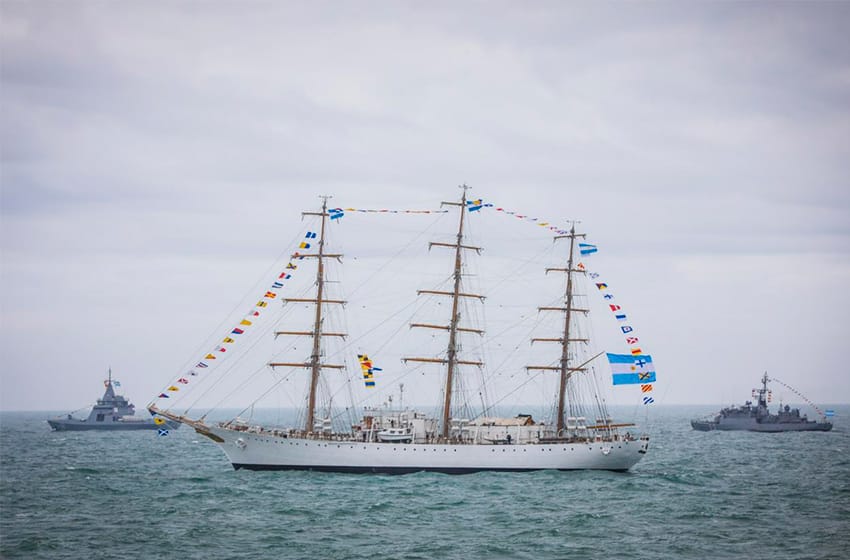 La Fragata Libertad zarpó de la Base Naval de Mar del Plata con destino a Puerto Belgrano