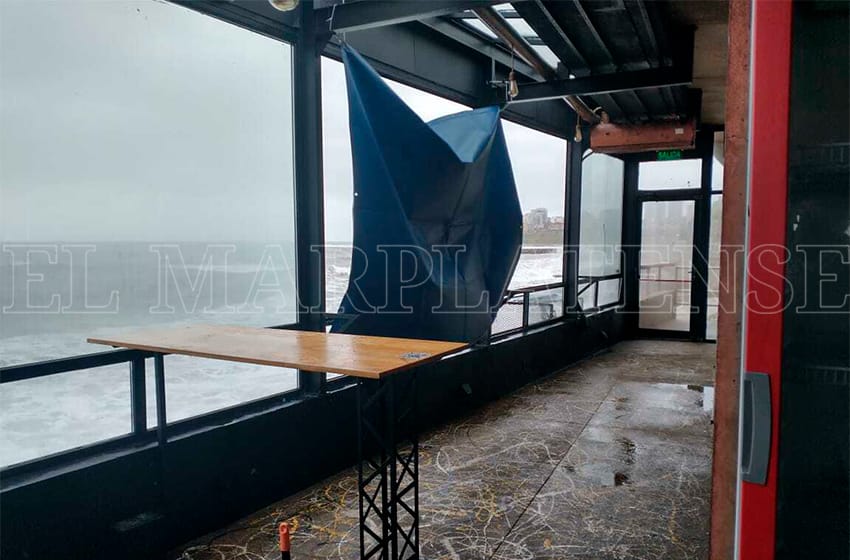 Más resabios del temporal en Mar del Plata: estallaron los vidrios de un local del Torreón del Monje