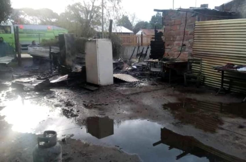 Una familia con tres niños perdió todo en un incendio en el barrio Parque Palermo