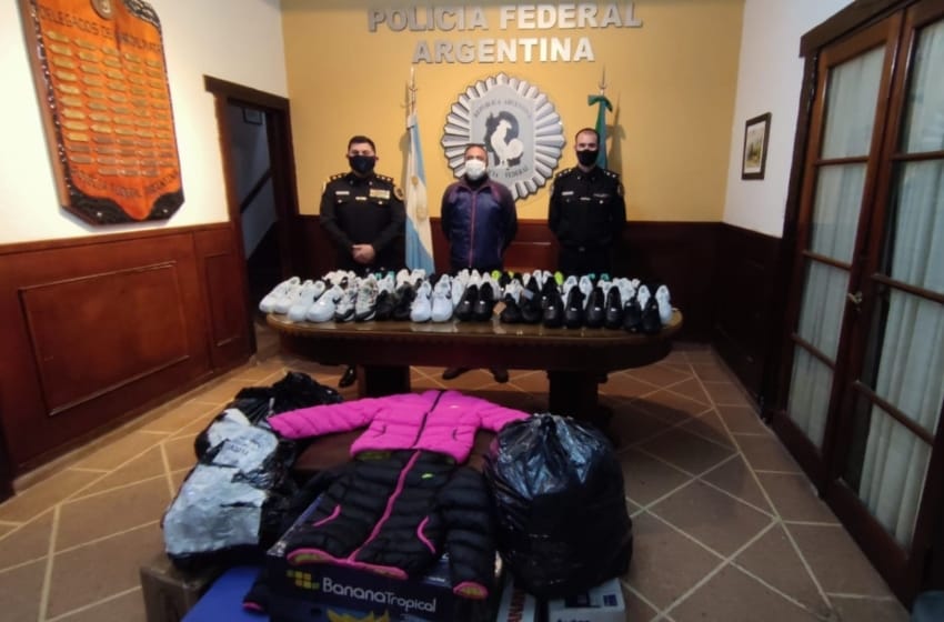 La Policía Federal donó a Cáritas ropa secuestrada en allanamientos