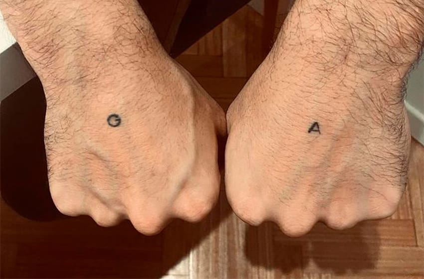 El conmovedor gesto de Abel Pintos: se tatuó las iniciales de su bebé y de la hija de su pareja, Mora Calabrese