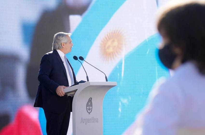 "Vamos a seguir trabajando para que en la Argentina se terminen las diferencias", afirmó el Presidente en el Día de la Bandera
