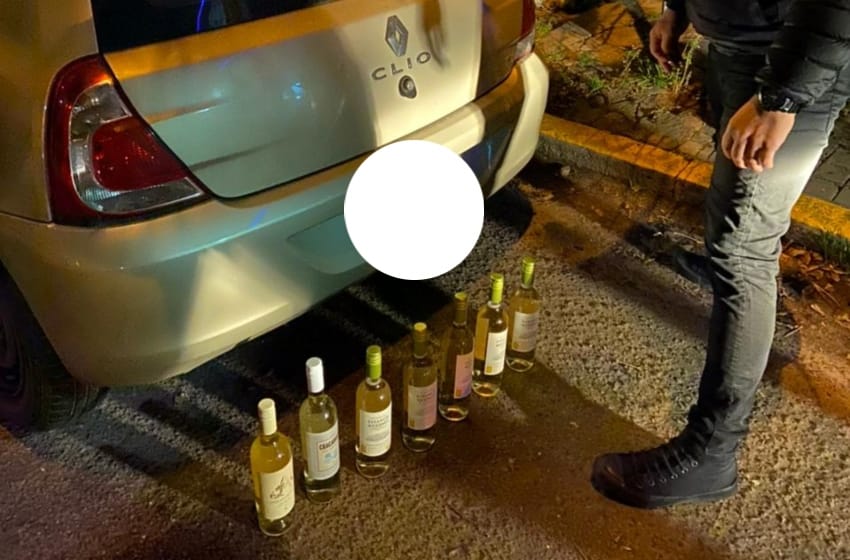 Los interceptan con varios litros de alcohol: iban a una fiesta clandestina