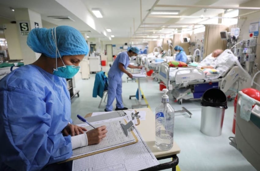 Los hospitales peruanos están al 100% de su capacidad para tratar los casos más graves