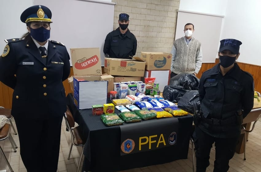 La Policía Federal donó alimentos y frazadas en Bahía Blanca