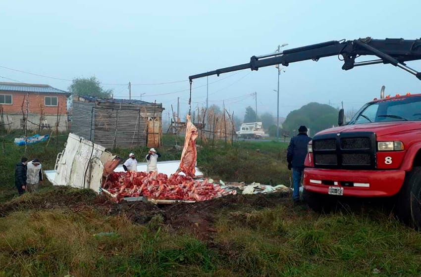 Video: así volcó el camión lleno de carne en la rotonda del Hipódromo
