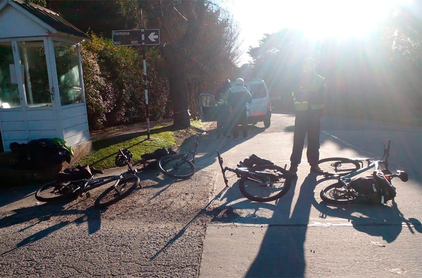 Atropellaron a dos policías del escuadrón ciclista en Los Troncos