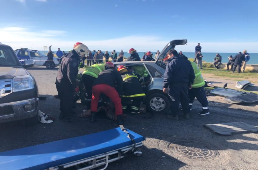 Fuerte impacto en la costa: un hombre quedó atrapado en un auto