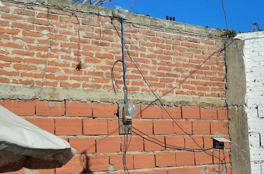 Descubren una conexión ilegal de electricidad en un taller