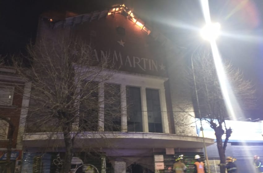 Incendio en el viejo cine San Martín: evacuaron a los vecinos de la zona
