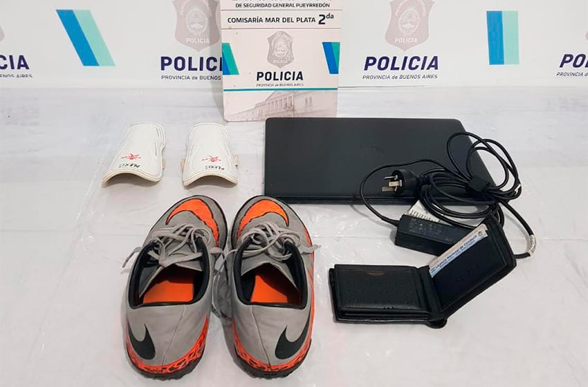 Recuperan computadora y botines de fútbol que le habían robado a un joven en una plaza