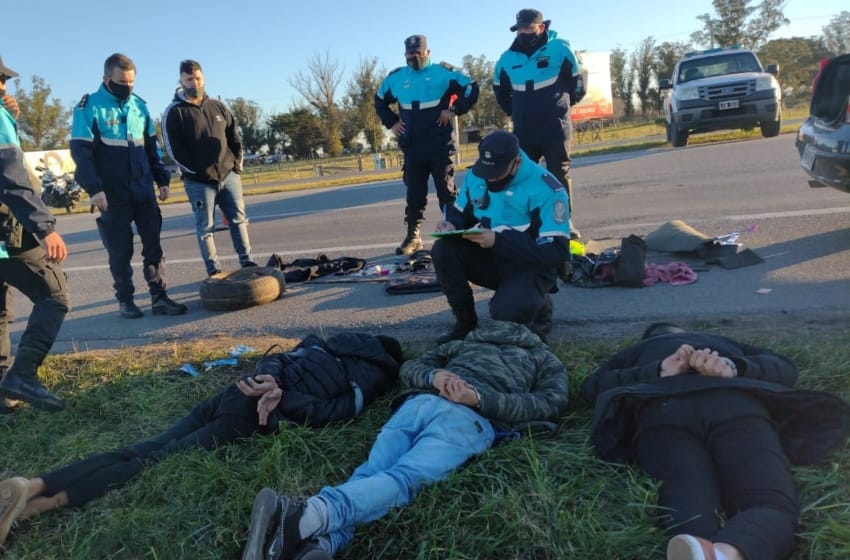 Se iban de Mar del Plata con armas y ropa de policías: los detuvieron en la ruta