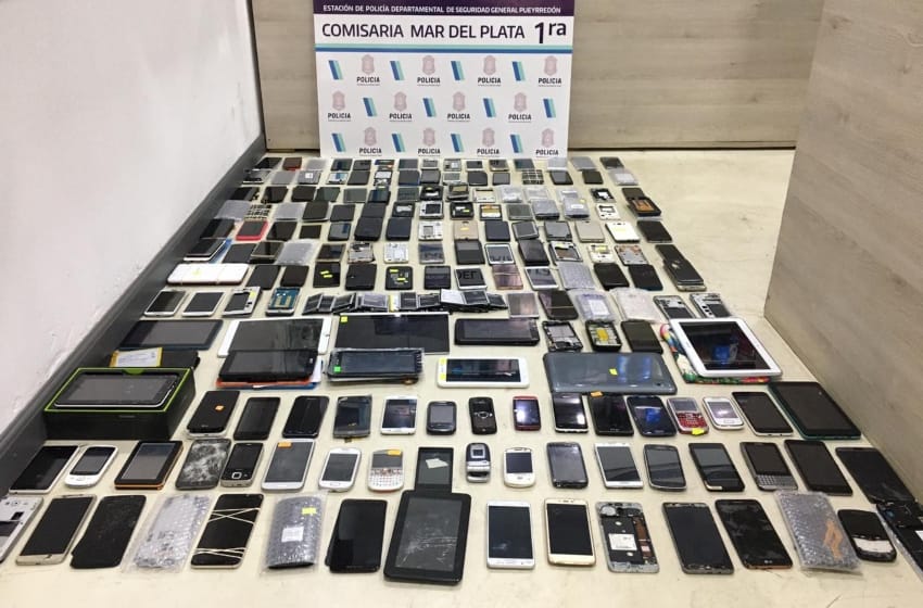 Encontraron 120 celulares y más de 10 tablets robadas en un local del centro