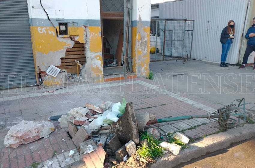 Brutal accidente en Bernardino Rivadavia: un camión rompió la pared de una vivienda