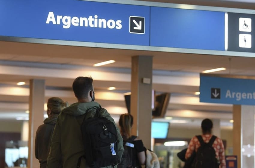 Pasajes al exterior en cuotas: "desconcierto y repudio" en las aerolíneas por la prohibición del BCRA
