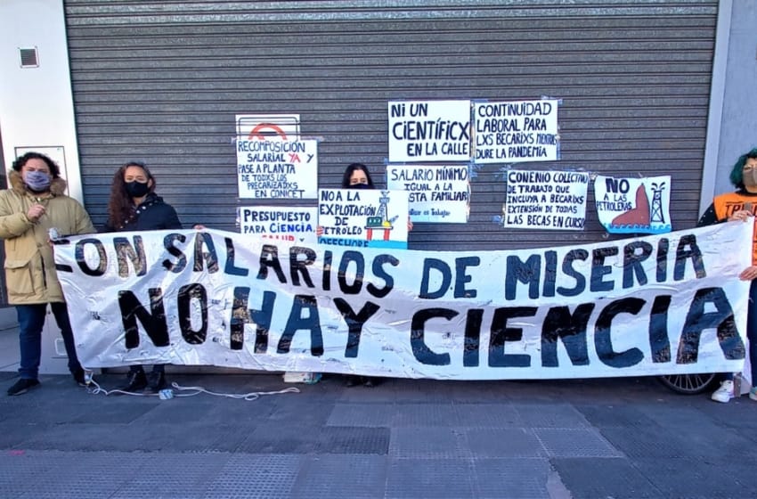 Movilización de trabajadores del Conicet por reclamos salariales en Mar del Plata
